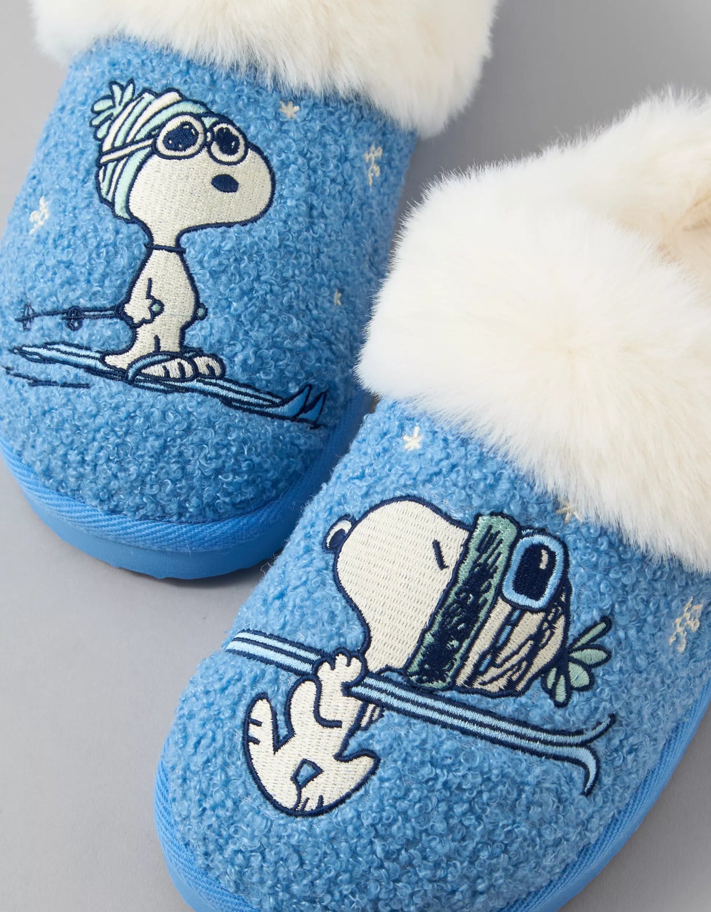 ⛷️ Snoopy Ski Scuff Slipper – AE (Edición Especial)