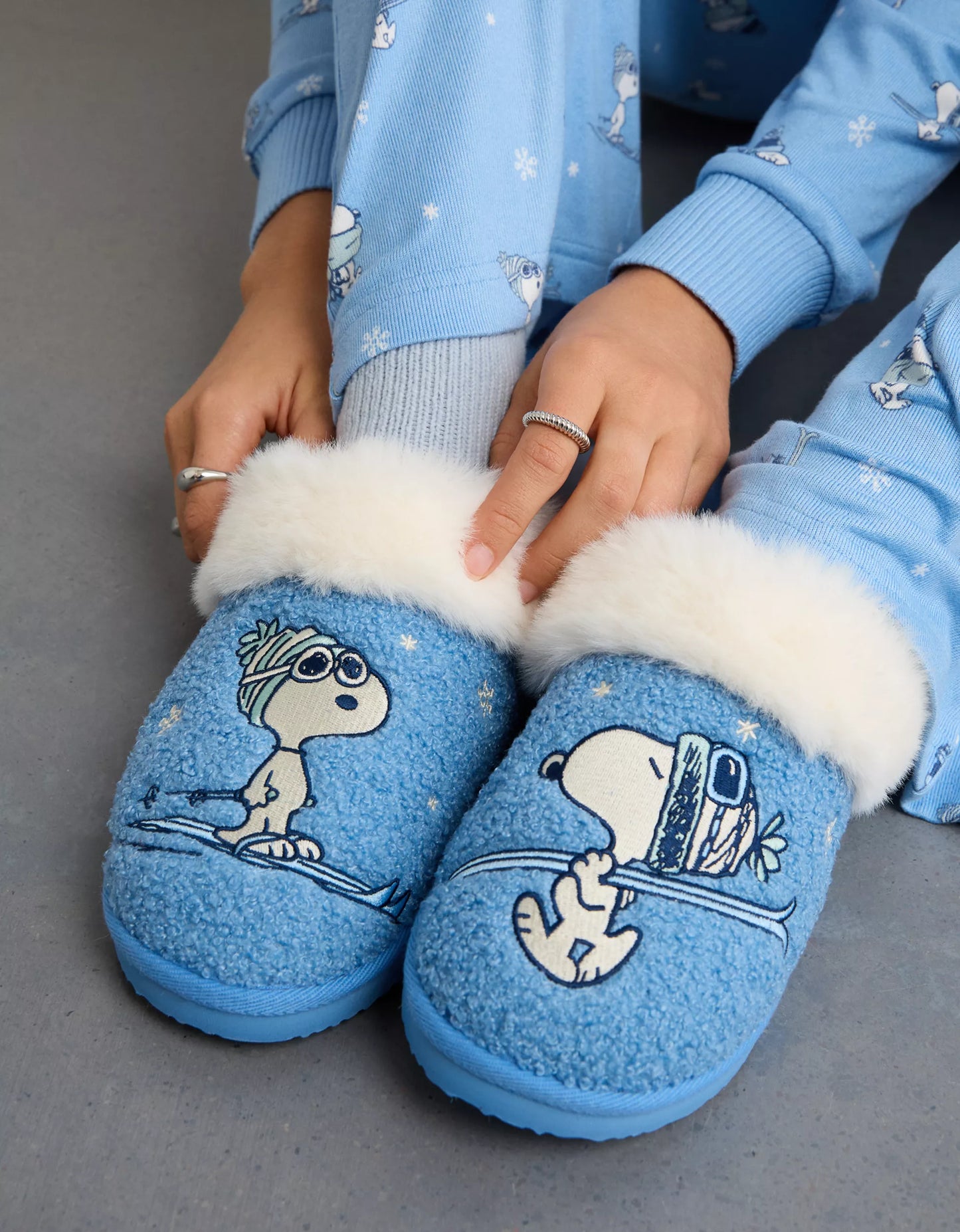 ⛷️ Snoopy Ski Scuff Slipper – AE (Edición Especial)