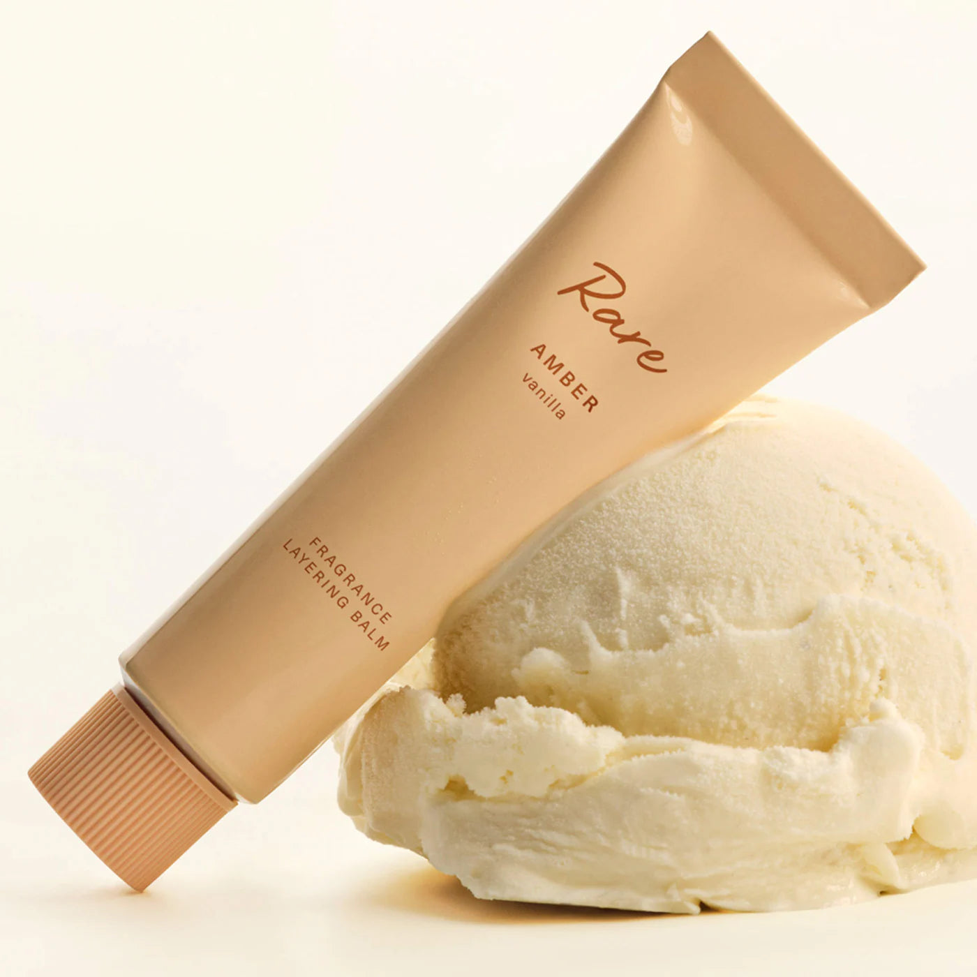 Rare Amber Vanilla Layering Balm – Perfume sólido Rare Beauty 💛