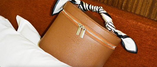 Vanity Case original Saie color Caramel Brown con interior organizado y productos de belleza