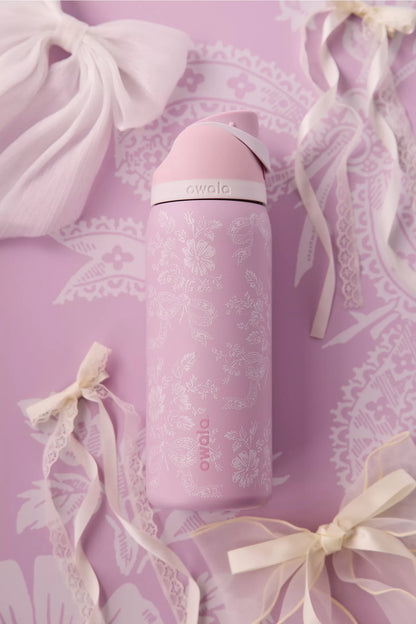 🎀 Owala FreeSip 32 oz – Ribbon Toile (UO Exclusive)