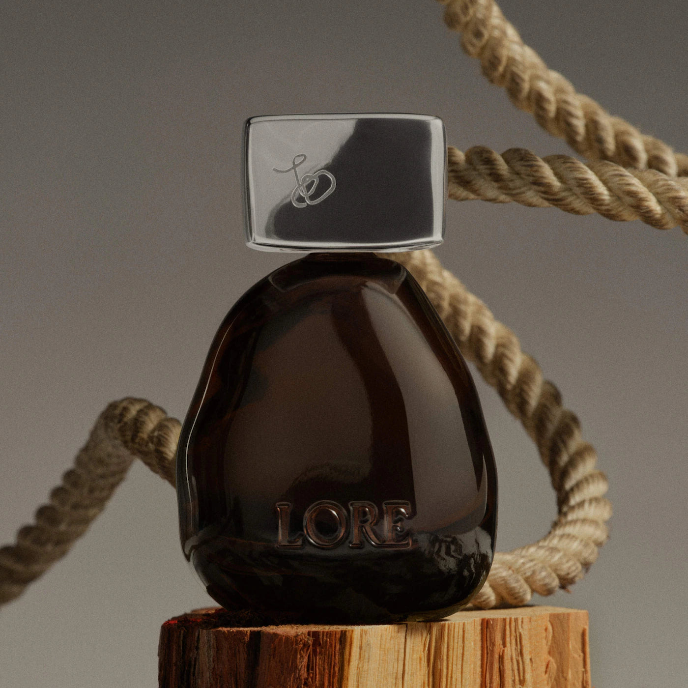 🌲 Somewhere but Nowhere Eau de Parfum – LORE (con Cedarwood)