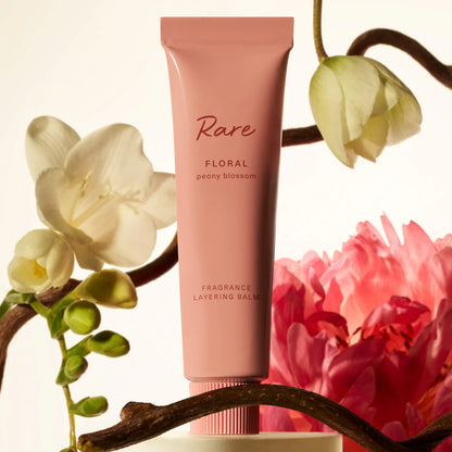 Rare Floral Peony Blossom Layering Balm – Perfume sólido Rare Beauty 🌸