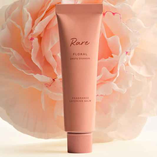Rare Floral Peony Blossom Layering Balm – Perfume sólido Rare Beauty 🌸