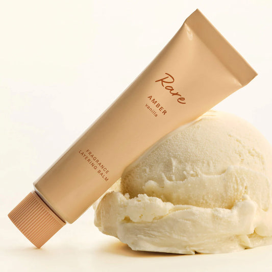 Rare Amber Vanilla Layering Balm – Perfume sólido Rare Beauty 💛