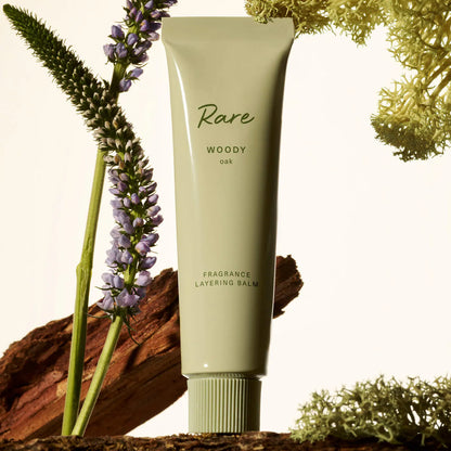 Rare Woody Oak Layering Balm – Perfume sólido Rare Beauty 🪵