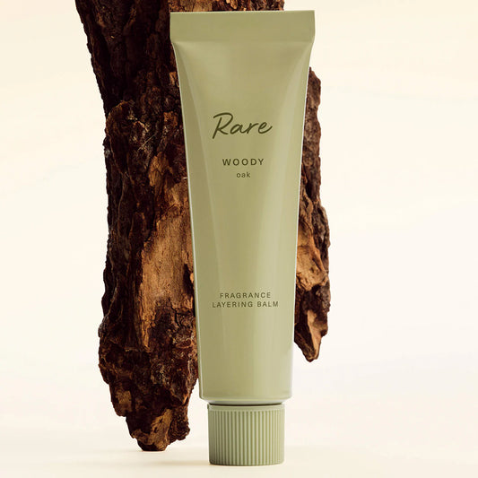 Rare Woody Oak Layering Balm – Perfume sólido Rare Beauty 🪵