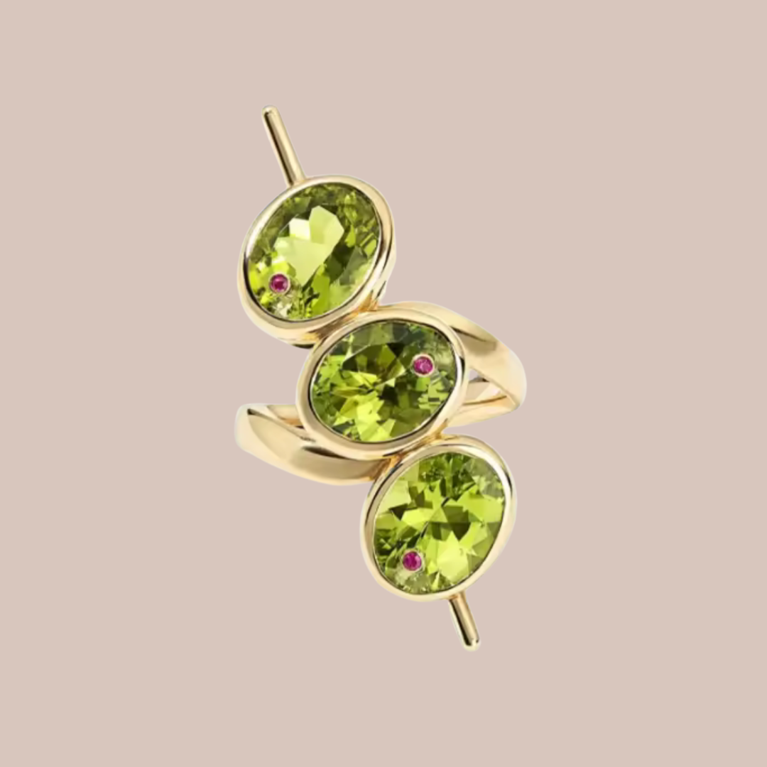 Anillo verde Olive con tres piedras facetadas y detalles en rosa